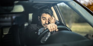 mann-auto-müde